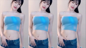 Chinese Girl’s Seductive Dance Gets The Boys Hard