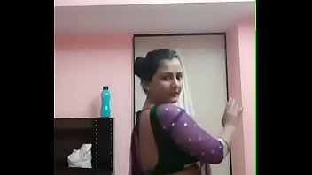 Curvy Pooja Bhabhi’s Sizzling Seductive Dance Moves