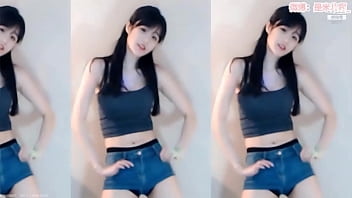 Chinese Girl Twerks Provocatively, Teasing The Guys
