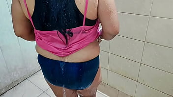 Sizzling Newlywed Desi Bhabi’s Nude Bath Time