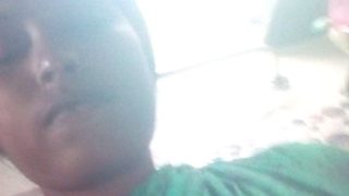 Sultry Bengali Boudi In Saree Fingering Her Wet Pussy For A Steamy Selfie