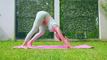 Bend And Stretch Under The Sun: Stella Cardo’s Wild Outdoor Yoga Session