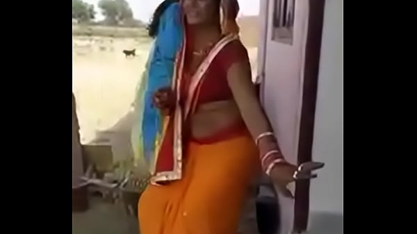 Desi Housewife’s Seductive Dance Moves