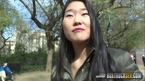 Sicilian Siren Shocks Tourist Katana With A Public Sapphic Show