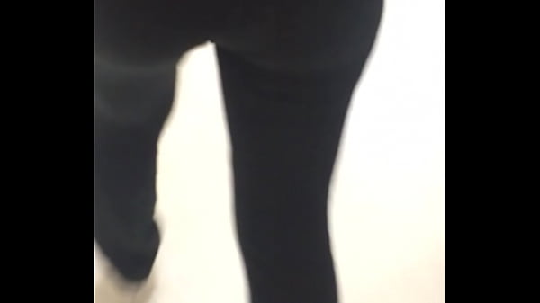 Juicy Latina Booty Poppin’ In Tight Leggings