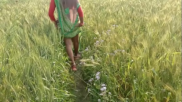 Desi Village Bhabhi’s Wild Outdoor Fuck In Hindi