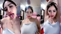 Bibir Merah Menggoda Di Balik Ketiak Mulus
