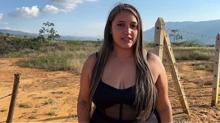 Rubia Exuberante Seduce A Un Rudo Campesino En Un Encuentro Salvaje Al Aire Libre