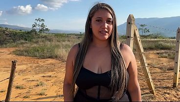 Rubia Exuberante Seduce A Un Rudo Campesino En Un Encuentro Salvaje Al Aire Libre