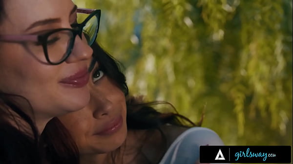 Intimate Encounter: Chloe Surreal & Jessica Ryan’s Passionate Pov With Spanish Subtitles