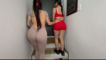 Anitta Miller Se Entrega A Un Toque íntimo Con Su Asistente Durante La Sesión De Yoga