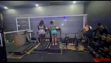 Duas Beldades Suando A Camisa Com Intensidade Na Academia