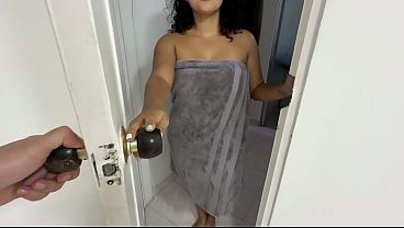 Latina Llega A Su Sesión De Masaje Y El Masajista La Calienta Tanto Que Terminan Follando Sin Parar.