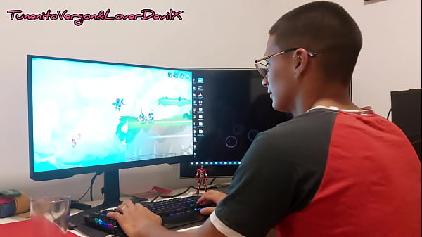 Jugador Con Atributos Imponentes Y Su Amiga Ardiente De Deseo