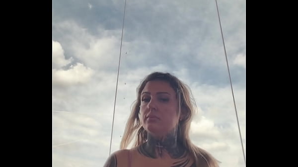 Tatuada Com Os Mamilos Excitados à Mostra, Ela Quase é Expulsa Da Academia Por Usar Top Transparente