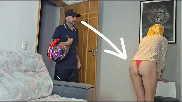 Entrega Picante: Casada Atende O Entregador Em Roupa Íntima