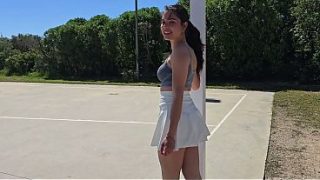 Vecina Ardiente Patinando Seduce A Un Extraño Y Follan Dentro De Su Auto A Plena Vista.