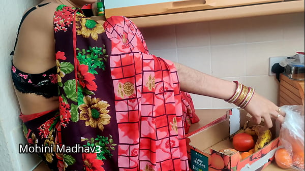 गर्म भारतीय फल विक्रेता ग्राहक से मोलभाव करते हुए जबरदस्त चुदाई का मजा लेती है