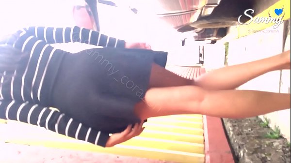 Joven Mexicana Caminando Provocativa Por El Pueblo, Dejando Miradas Calientes A Su Paso