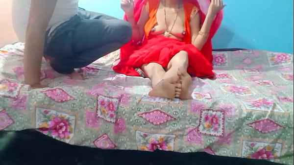 घर में अकेले भाभी ने देवर के सामने पेटीकोट उठाकर मस्ती का मौका दिया