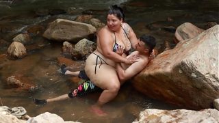 Follando En El Río Con Un Chico Bien Parado Al Aire Libre