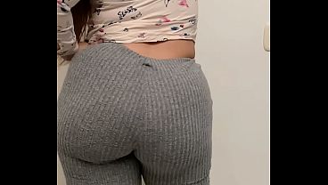 Mira Cómo Mi Madrastra Milf Se Pone Bien Perra Limpiando Y Haciendo Rebotar Ese Culo Perfecto Apretado En Sus Pantalones De Yoga