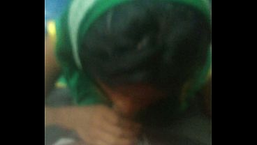 देसी आंटी भिखारन लोकल ट्रेन में चुदवाती हुई