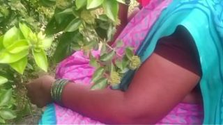 Indian Bhabhi Gets Raw And Wild In The Village Fields