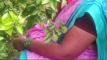 Indian Bhabhi Gets Raw And Wild In The Village Fields
