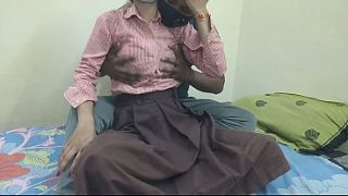 भारतीय कॉलेज की छात्रा अपने बॉयफ्रेंड के कमरे में जोरदार चुदाई करती है