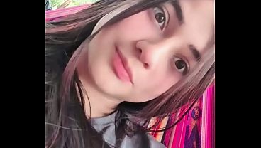 Latina Colombiana Se Toca Y Se Masturba, Mostrando Sus Enormes Tetas Mientras Se Moja.