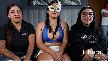 Mamacita De Culo Enorme Disfruta Su Primera Experiencia Con Dos Vergas
