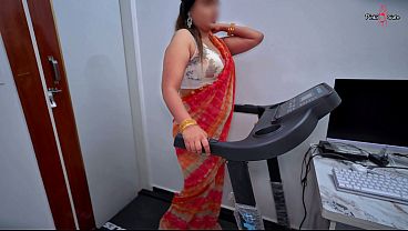 Gym Mein Chachi Ki Chut Dikhi – Desi Chachi Saree Mein Workout Karte Hue, Bhatija Ne Gym Mein Chachi Ko Choda, Hindi Audio Mein.