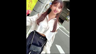 雑誌のページを彩る、フィリピンと日本の血を引く18才のハーフ娘、その色っぽいカラダが視線を奪う