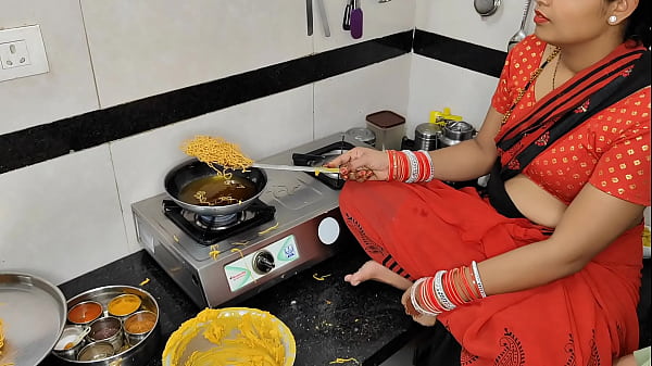 कोमल दिवाली पर नमकीन बना रही थी, तभी देवर ने भाभी को अपनी बाँहों में ले लिया