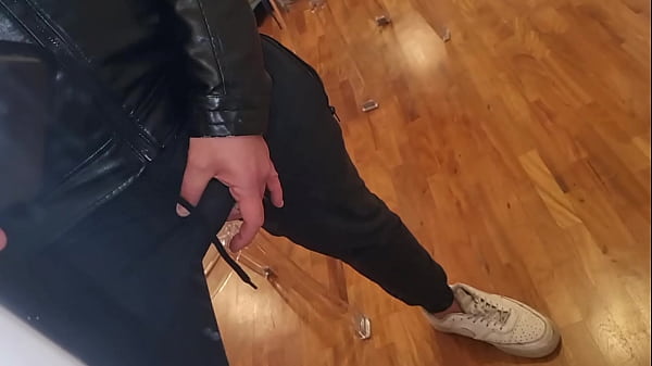 Sega Sporca Con Sborrata, Gemiti Intensi E Pisciata Selvaggia – Perversione Nera Con Giubbotto Di Pelle E Dialoghi Osceni
