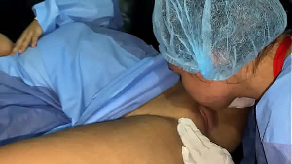 Voy A Mi Cita De Ginecología Y La Doctora Termina Metiéndome Los Dedos Bien Hondo En Mi Coño Mojado.