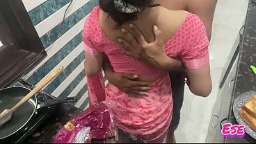 Desi Bhabhi Ki Jab Kitchen Mein Kameez Upar Uthi, Rasoi Mein Garam Chulhe Ke Paas Chudai Ka Maza