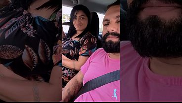 Hotwife Plugada, Buceta Peluda Exibida Em Público Enquanto O Corno Grava Tudo