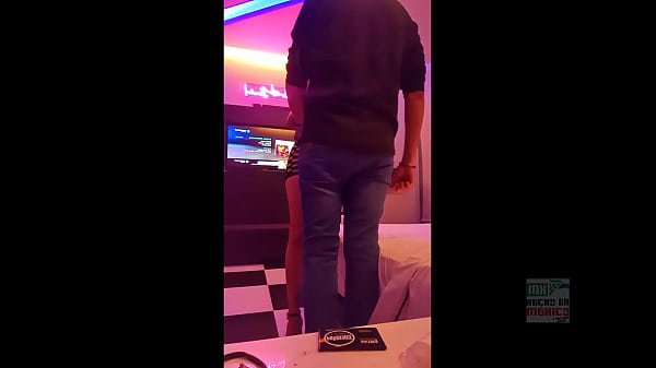 Karlita La Hotwife Se Prende Un Gallo, Sienta A Su Marido En La Silla, Se Enfunda Un Liguero Negro Y Me Cabalga Bien Rico Frente A él
