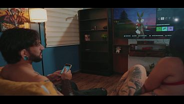 Me Encanta Rebotar En Su Verga Mientras Me Distraigo Con Los Videojuegos