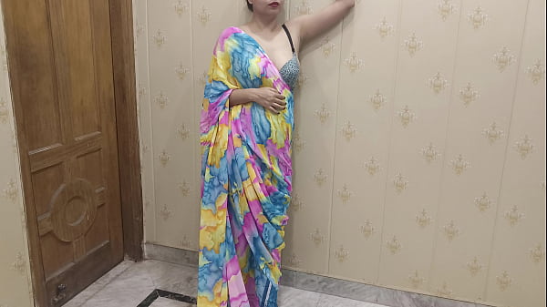 जब उसने उसे छुआ, तो वह गर्म हो गई और उसका बड़ा लंड अपनी चूत में ले लिया, साफ हिंदी आवाज़ में।