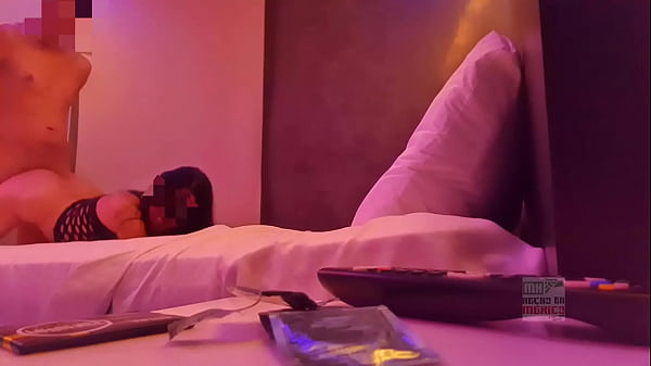 Karlita La Esposa Caliente Se Prende Un Gallo, Sienta A Su Marido En La Silla, Se Calza Un Liguero Negro Y Me Cabalga Bien Rico Delante De él