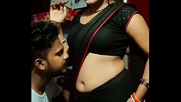 Desi Bhabhi Ki Saree Se Jhalakti Navel, Pyar Ki Gehrai Mein Doobi Raat