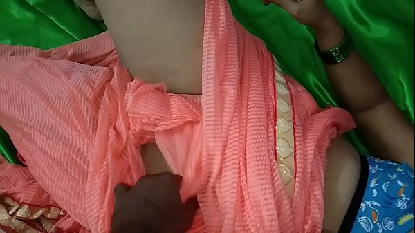 देशी सविता को जोरदार चुदाई करते हुए